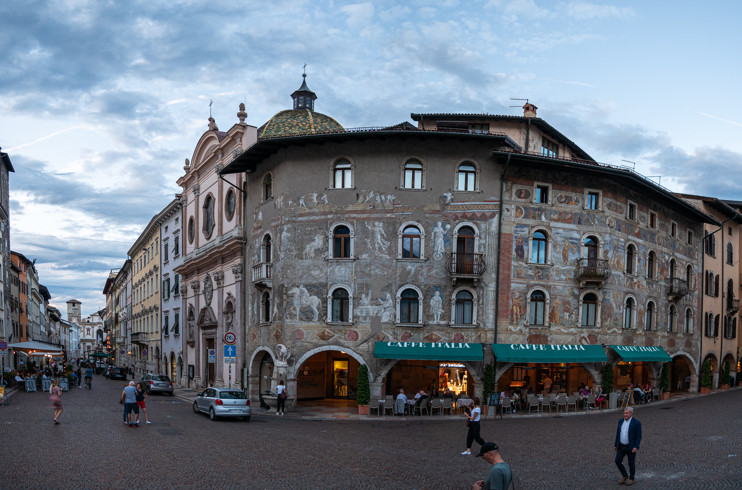 Trento: die Piazza Duomo mit dem freskengeschmückten Palazzo Cazuffi-Rella